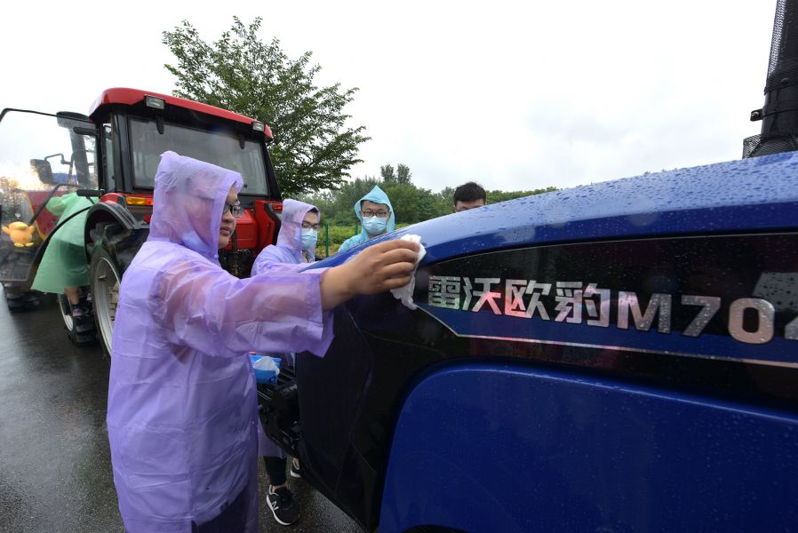 半岛（中国）官方毕业生擦拭拖拉机（刘涛 摄）